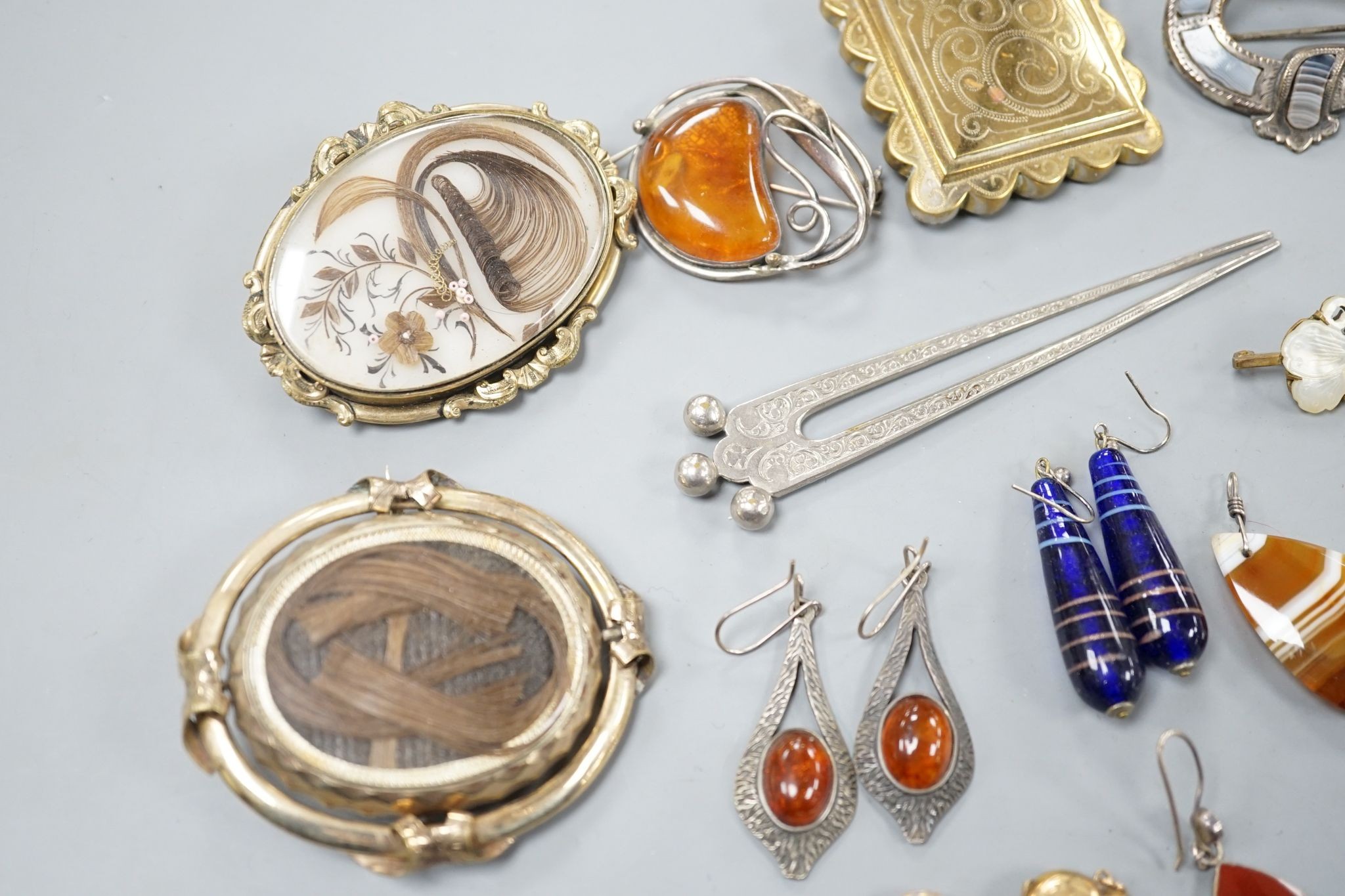 Assorted mainly Victorian and later jewellery, including mourning brooches with plaited hair, Scottish hardstone brooch, amber set jewellery, etc.
